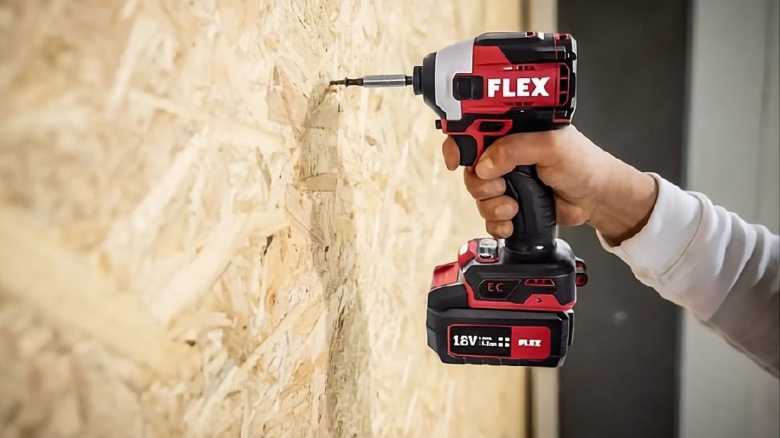 Zbliżenie na zakrętarkę udarową FLEX ID 1/4 18.0-EC HD podczas wkręcania w płytę drewnopochodną