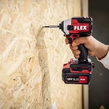 Zakrętarka udarowa FLEX ID 1/4 18.0-EC HD z akumulatorem 18 V w czasie pracy w płycie OSB