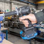 Akumulatorowa zakrętarka udarowa Högert Technik HT2E278-0ID podczas testu w warsztacie mechanicznym
