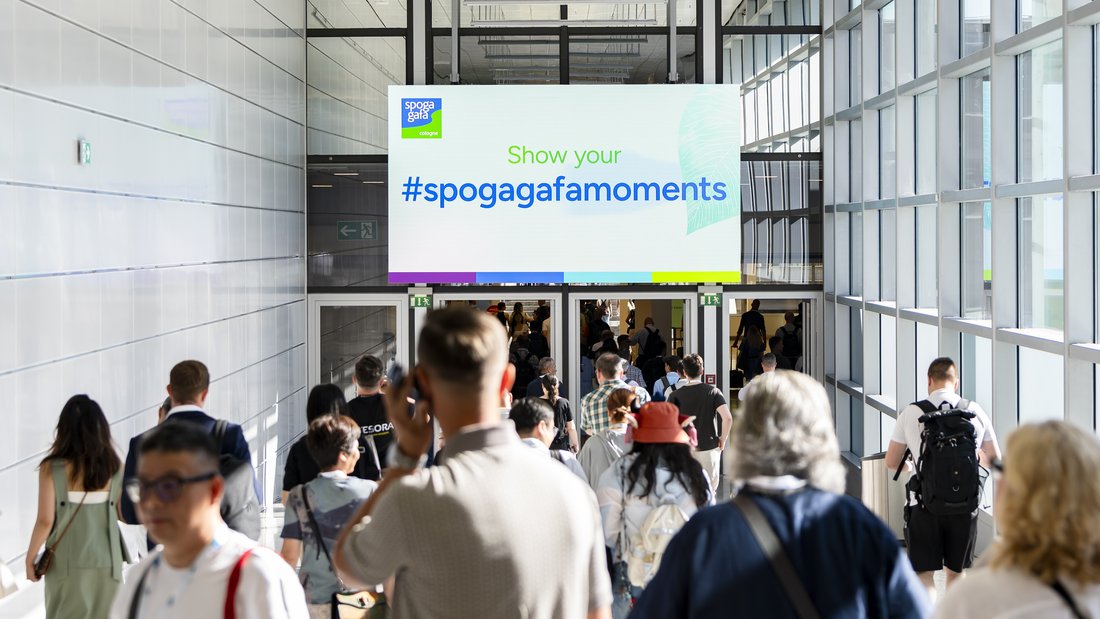 Uczestnicy targów spoga+gafa 2026 przy wejściu do hali Koelnmesse